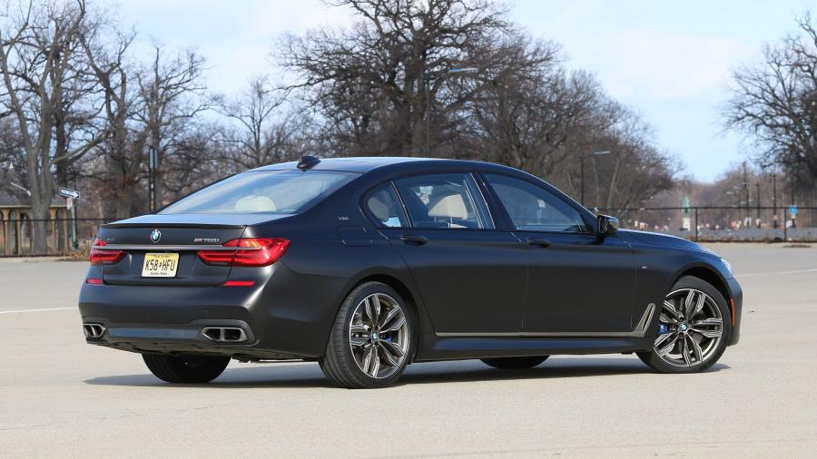  BMW M760i xDrive V12 Excellence 2017 года  (US) (фото 2 из 29)